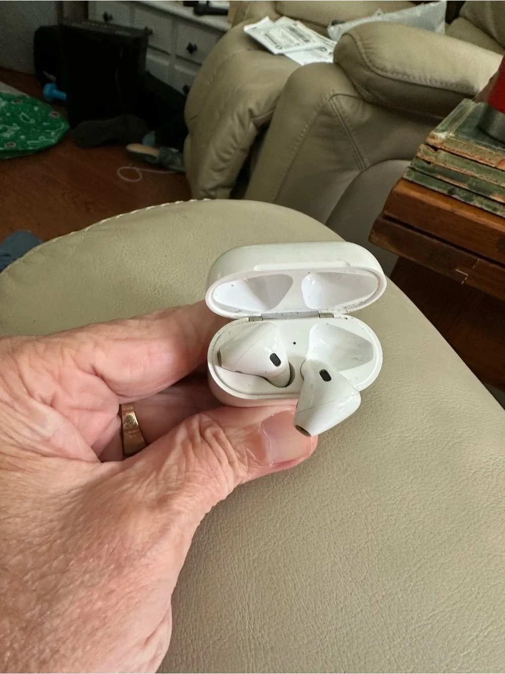 Apple White Wireless Earbud with Charging Case